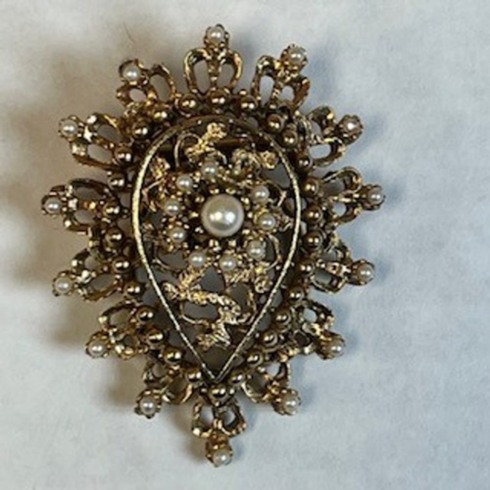 Vintage Gold Tone Faux Pearl‎ Filigree Teardrop Scarf Clip Brooch Accessory